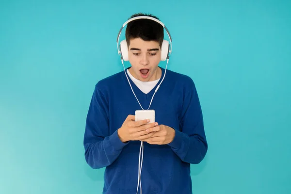 Joven Adolescente Con Teléfono Móvil Auriculares Moda Aislados Fondo Color — Foto de Stock