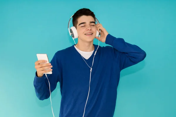 Joven Adolescente Con Teléfono Móvil Auriculares Moda Aislados Fondo Color —  Fotos de Stock