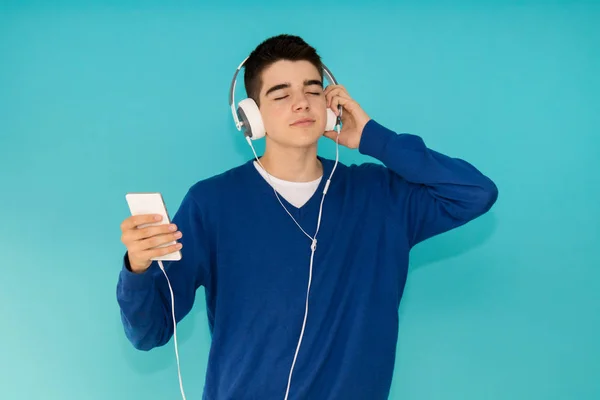 Joven Adolescente Con Teléfono Móvil Auriculares Moda Aislados Fondo Color — Foto de Stock