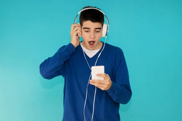 Joven Adolescente Con Teléfono Móvil Auriculares Moda Aislados Fondo Color — Foto de Stock