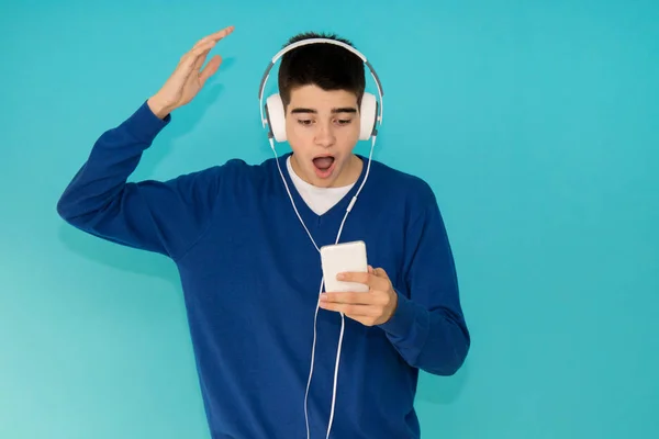 Joven Adolescente Con Teléfono Móvil Auriculares Moda Aislados Fondo Color — Foto de Stock