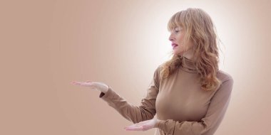 soyutlanmış arka planda anlamlı yetişkin kadın portresi