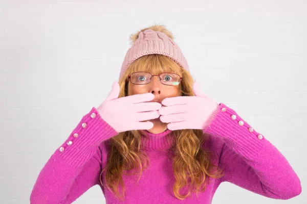 Ritratto Donna Con Cappello Sciarpa Guanti Caldo Inverno — Foto Stock