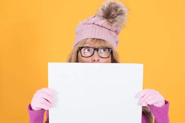 Mujer Adulta Con Ropa Abrigo Póster Sobre Fondo Color — Foto de Stock