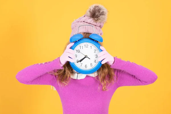 Volwassen Vrouw Met Wekker Alarm Kleur Achtergrond — Stockfoto