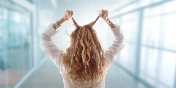 Mulher Negócios Puxando Cabelo Estressado Escritório — Fotografia de Stock