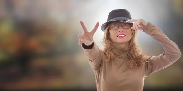 Mujer Adulta Con Sombrero Con Fondo Otoño Estilo —  Fotos de Stock