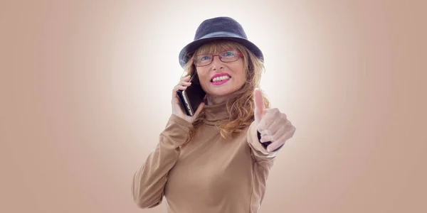 Arka Planda Sonbahar Şapkası Cep Telefonu Olan Yetişkin Bir Kadın — Stok fotoğraf