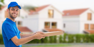 Pizza kutularıyla ve evleriyle gülümseyen pizzacı.