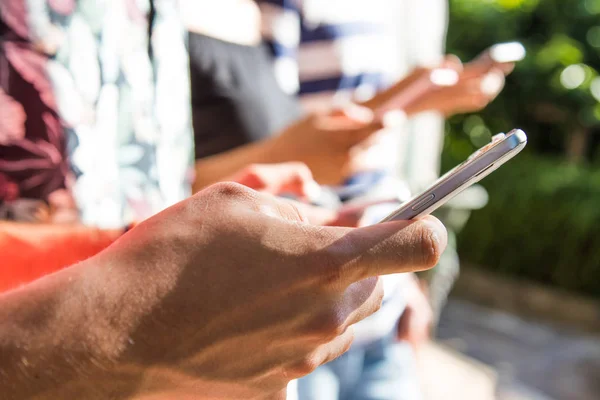 Gros Plan Des Mains Avec Téléphone Portable Groupe Extérieur — Photo