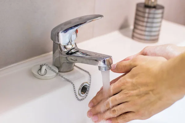 Mãos Pia Lavar Com Água Torneira Sabão — Fotografia de Stock