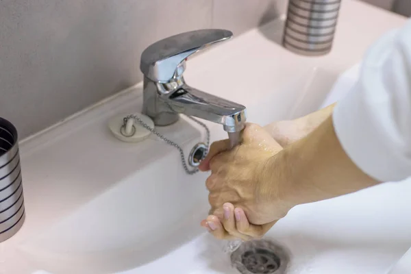 Manos Lavabo Lavado Con Agua Del Grifo Jabón — Foto de Stock