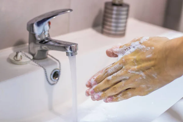 Manos Lavabo Lavado Con Agua Del Grifo Jabón —  Fotos de Stock