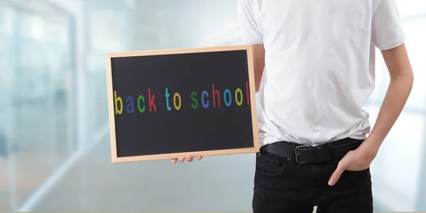 Jovem Segurando Quadro Negro Com Volta Conceito Escola — Fotografia de Stock