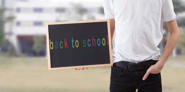 Jovem Segurando Quadro Negro Com Volta Conceito Escola — Fotografia de Stock