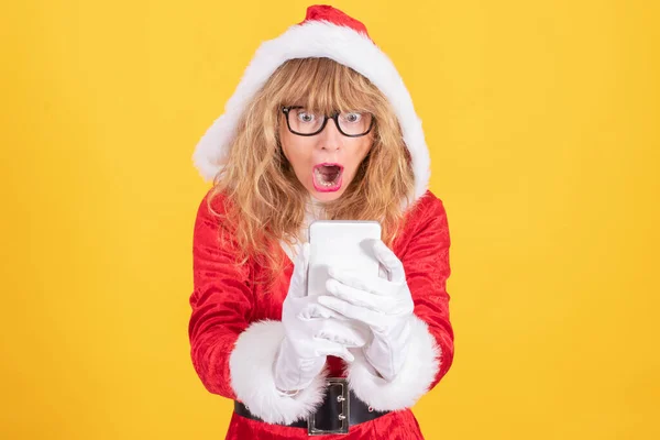 Santa Claus Žena Mobilním Telefonem Izolované Barevném Pozadí — Stock fotografie