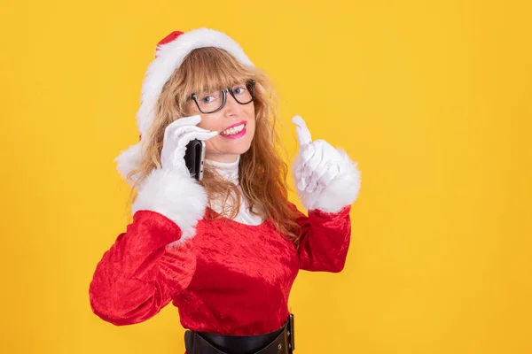Santa Claus Mujer Con Teléfono Móvil Aislado Fondo Color —  Fotos de Stock