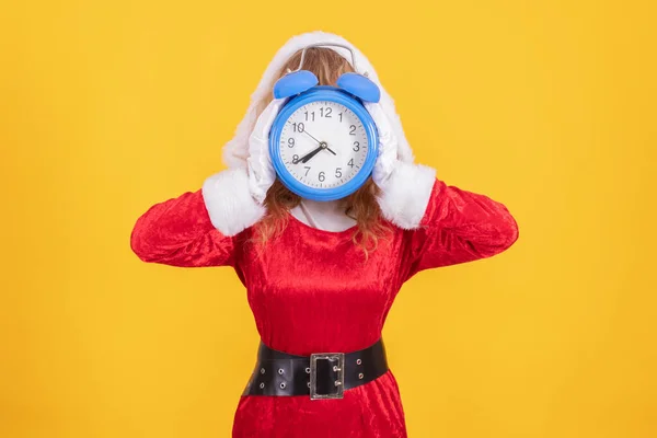 Santa Claus Vrouw Met Klok Alarm Geïsoleerd Kleur Achtergrond — Stockfoto