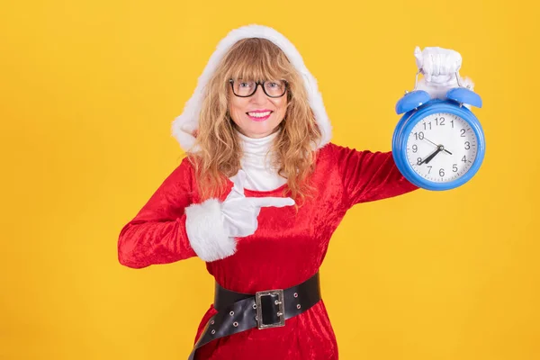 Santa Claus Mulher Natal Com Relógio Alarme Isolado Cor Fundo — Fotografia de Stock