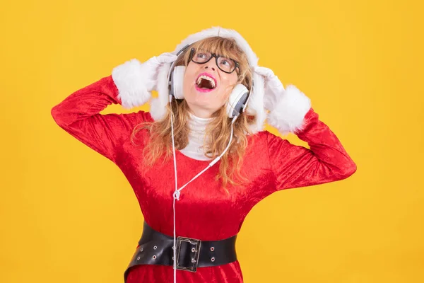 Žena Santa Claus Kostým Sluchátka Izolované Barevném Pozadí — Stock fotografie