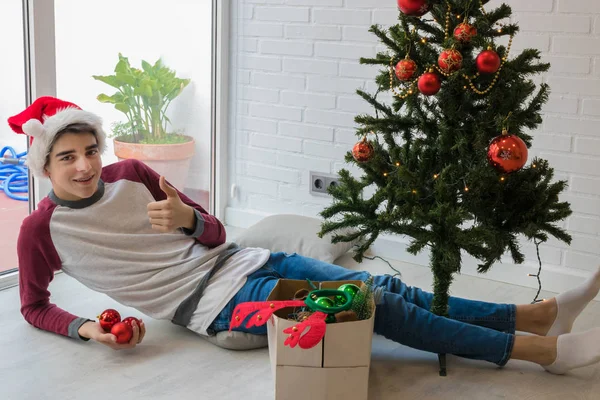 Jeune Homme Adolescent Maison Décorer Arbre Noël — Photo