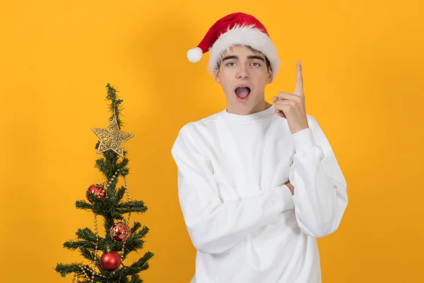 Jeune Homme Adolescent Avec Chapeau Noël Arbre Décoré Pointant — Photo