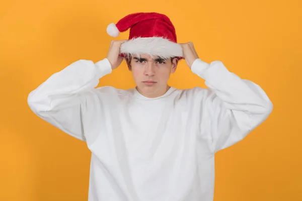 Młody Nastolatek Człowiek Santa Claus Kapelusz Izolowane Tle Koloru — Zdjęcie stockowe