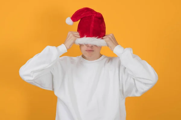 Jovem Adolescente Com Chapéu Santa Claus Isolado Fundo Cor — Fotografia de Stock