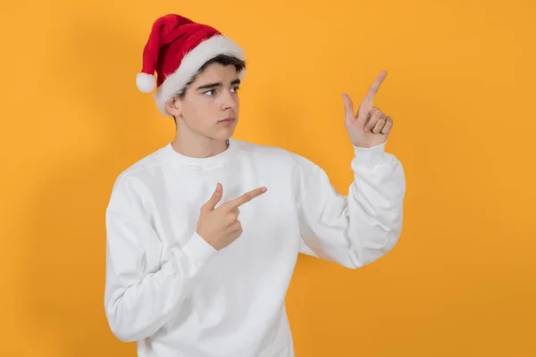 Junger Teenager Mit Weihnachtsmann Hut Isoliert Auf Farbigem Hintergrund — Stockfoto