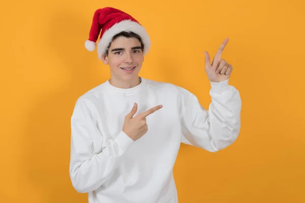 Noel Baba Şapkalı Genç Adam Renk Geçmişinde Izole Edilmiş — Stok fotoğraf