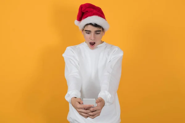 Jeune Homme Avec Santa Claus Chapeau Isolé Sur Fond Couleur — Photo