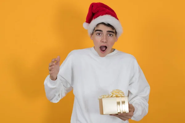 Jeune Homme Adolescent Avec Santa Claus Chapeau Isolé Sur Fond — Photo