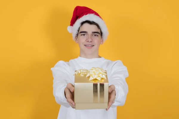 Adolescent Mâle Avec Paquet Cadeau Noël — Photo