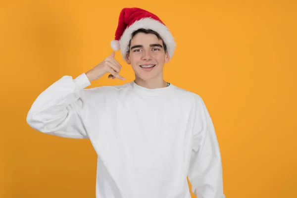 Noel Baba Şapkalı Genç Adam Renk Geçmişinde Izole Edilmiş — Stok fotoğraf