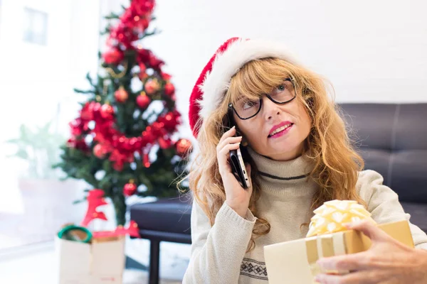 Donna Adulta Con Cappello Natale Telefono Cellulare Casa — Foto Stock