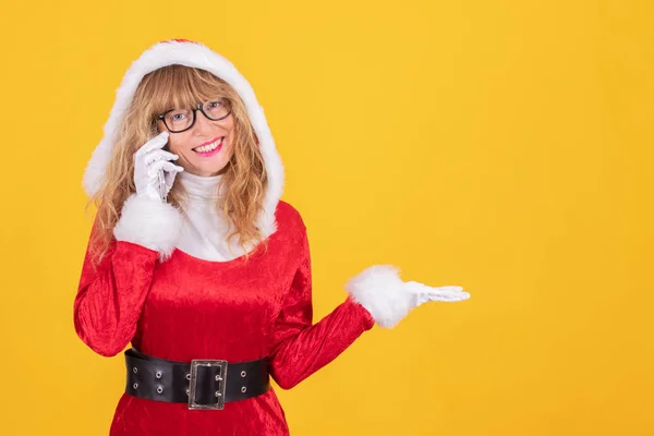 Santa Claus Γυναίκα Κινητό Τηλέφωνο Απομονώνονται Στο Φόντο Χρώμα — Φωτογραφία Αρχείου