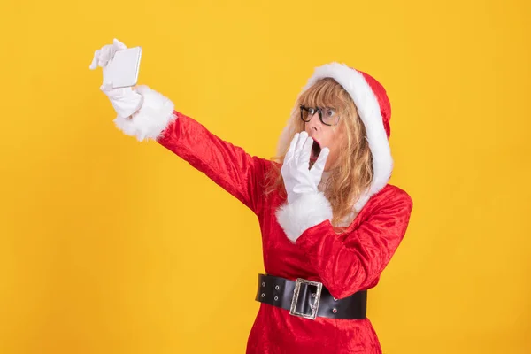Babbo Natale Donna Con Cellulare Isolato Sfondo Colore — Foto Stock