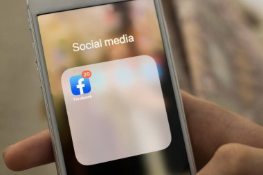 Galiçya, İspanya - 29 Eylül 2019: Facebook uygulamalı cep telefonu ve mesaj göstergesi