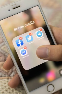 Galiçya, İspanya - 29 Ekim 2019: sosyal medya simgeleri veya uygulamaları, facebook, twitter, Messenger ve telegram içeren akıllı telefon iPhone 6 ekranı