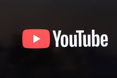 Galiçya, İspanya - 29 Eylül 2019: TV ekranında Youtube logosu. Youtube bir video paylaşım sitesidir.