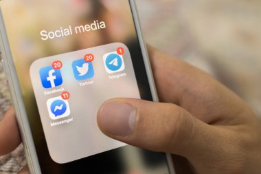 Galiçya, İspanya - 29 Ekim 2019: sosyal medya simgeleri veya uygulamaları, facebook, twitter, Messenger ve telegram içeren akıllı telefon iPhone 6 ekranı