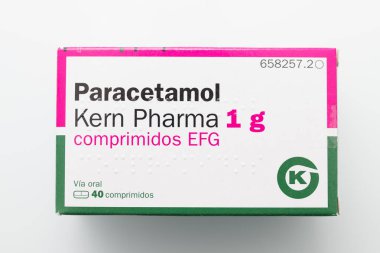 Galiçya, Espaa - 16 Ekim 2019 Bir paket Parasetamol 1g Caplet, 16 Ekim 2019 tarihinde düz beyaz bir arkaplan üzerinde