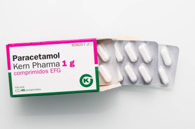 Galiçya, Espaa - 16 Ekim 2019 Bir paket Parasetamol 1g Caplet, 16 Ekim 2019 tarihinde düz beyaz bir arkaplan üzerinde