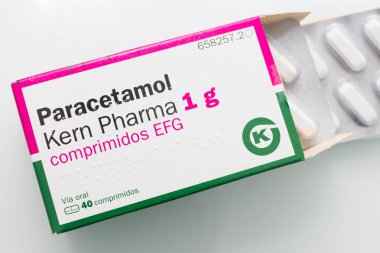 Galiçya, Espaa - 16 Ekim 2019 Bir paket Parasetamol 1g Caplet, 16 Ekim 2019 tarihinde düz beyaz bir arkaplan üzerinde