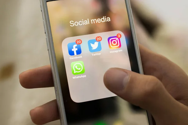 Galiçya, İspanya - 28 Eylül 2019: cep telefonu ve sosyal medya uygulamaları ekranda, Facebook, Twitter, Instagram, Whatsapp