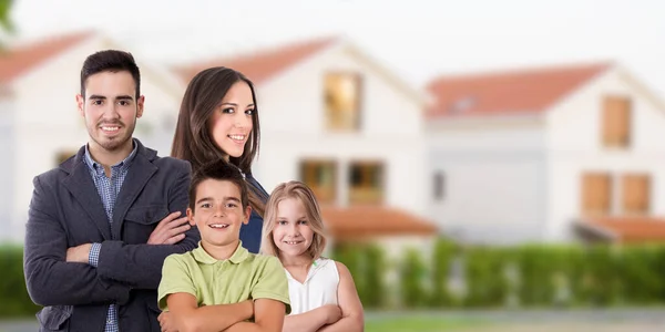 Sorrindo Jovem Família Pais Filhos Com Casa Família Fundo — Fotografia de Stock