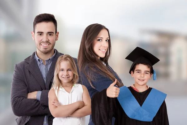 Familia Feliz Con Niño Uniforme Graduación — Foto de Stock
