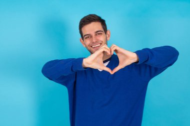 İfadeleri olan yalnız bir genç adam.