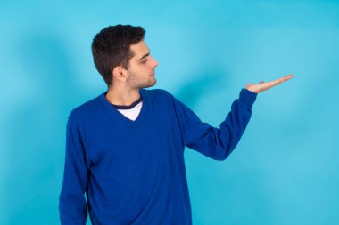 Genç adam renk arkaplanında izole