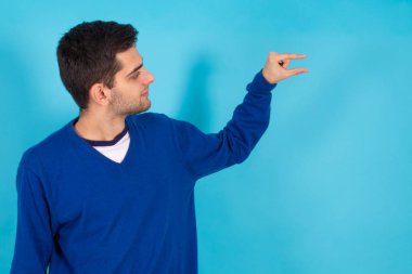 Genç adam renk arkaplanında izole